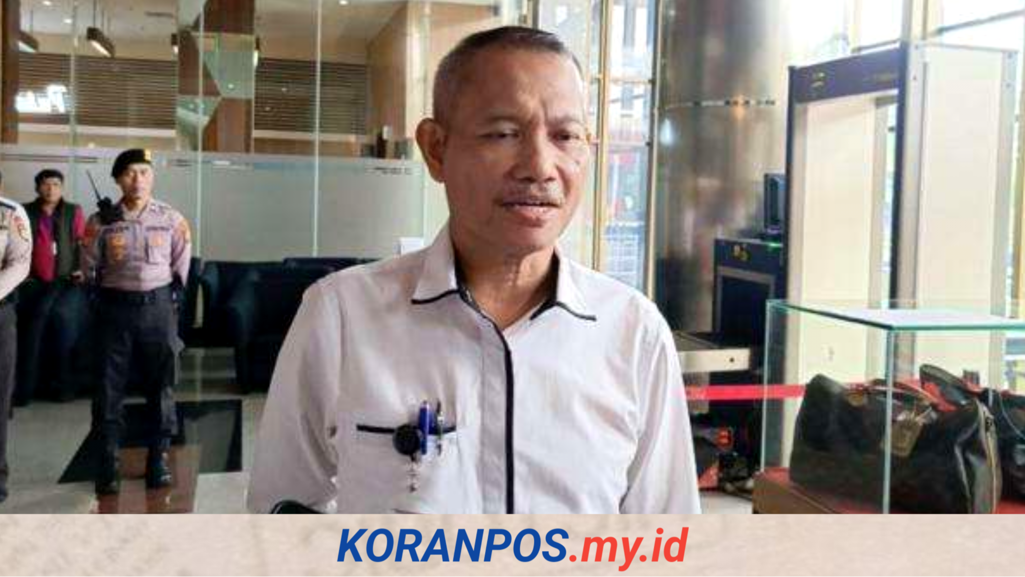 Wakil Ketua KPK Ibnu Basuki Widodo saat memberikan keterangan pers terkait dugaan kasus korupsi di lingkungan lembaga peradilan.